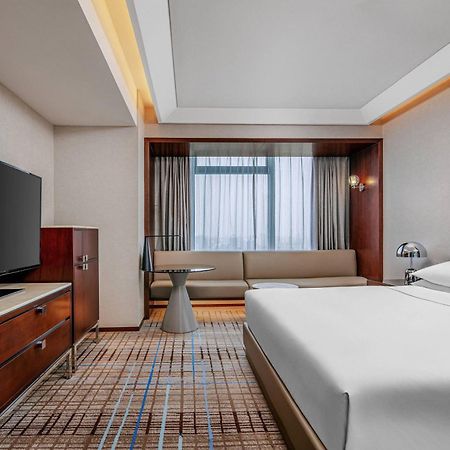 Renaissance Shanghai Zhongshan Park Hotel Bagian luar foto